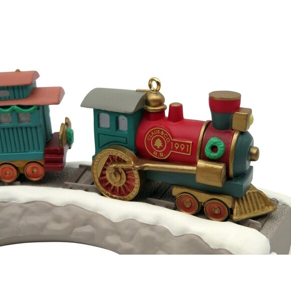 Hallmark Claus & Co Railroad Collection 4 Train Cars And Trestle Display Stand - Picture 4 of 8